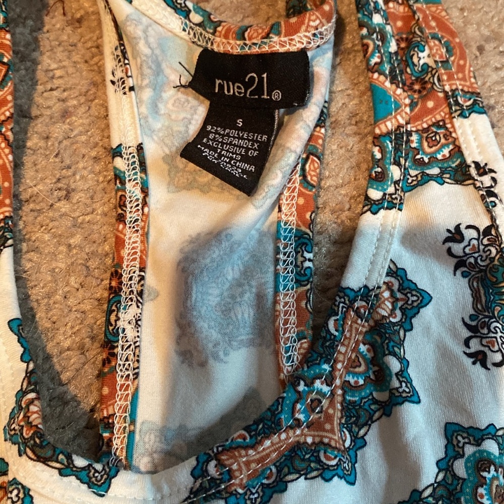 Rue 21 tank - Picture 2 of 2